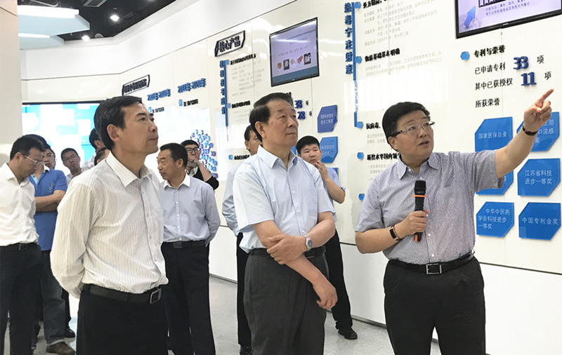 江苏发展大会连云港籍嘉宾莅临EBET易博药业参观考察