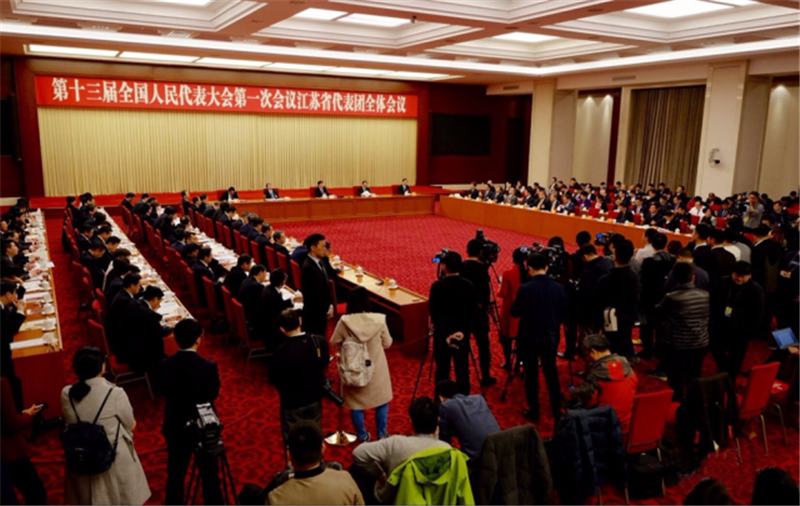 肖伟代表在审议政府工作报告时作交流发言：创新动能，勇开新局，推进新时代国药高质量发展